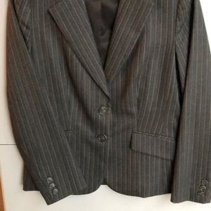Women’s pin-striped suit jacket (short)